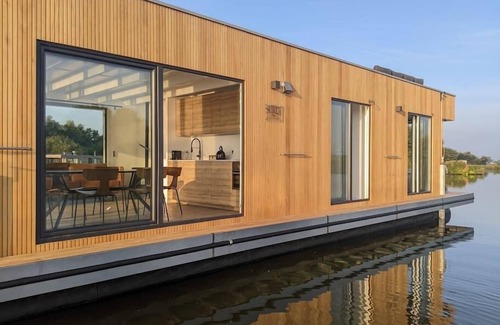 Oud Ade Boat Rental | Houseboat: "Aqua Zen" at Kagerplassen tender/dinghy included