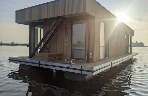 Oud Ade Boat Rental | Houseboat: "Aqua Zen" at Kagerplassen tender/dinghy included