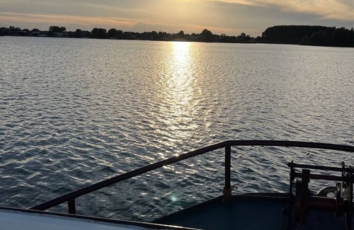 Veen Boat Rental | Houseboat Bed & Bever on the Dammed Maas in Veen