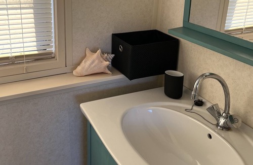 Veen Boat Rental | Houseboat Bed & Bever on the Dammed Maas in Veen