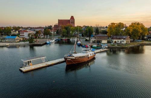 Puck Boat Rental | Houseboat GDY-50, dom na wodzie z sauną i jacuzzi