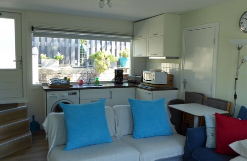 Eastern Docklands Boat Rental | Houseboat In The Center, 5 min walk to Tropical Museum, Free Wifi!