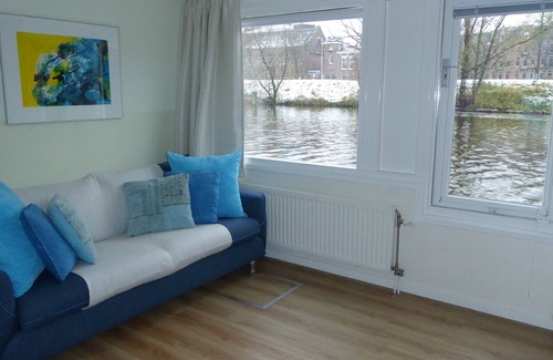 Eastern Docklands Boat Rental | Houseboat In The Center, 5 min walk to Tropical Museum, Free Wifi!
