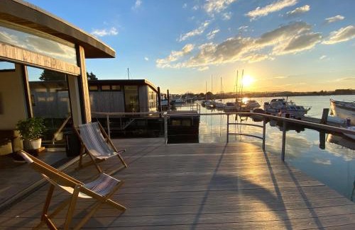 Bembridge Boat Rental | Houseboat Islay