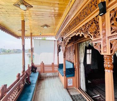 Dal Lake Boat Rental | HOUSEBOAT JAZZ