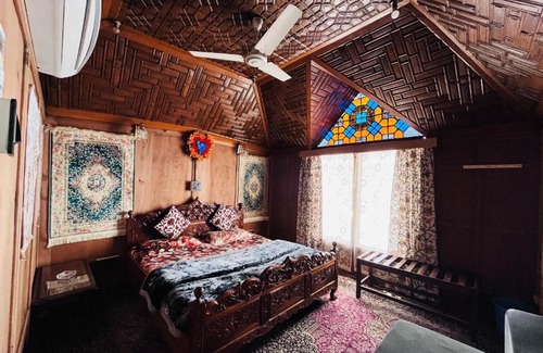 Dal Lake Boat Rental | HOUSEBOAT JAZZ