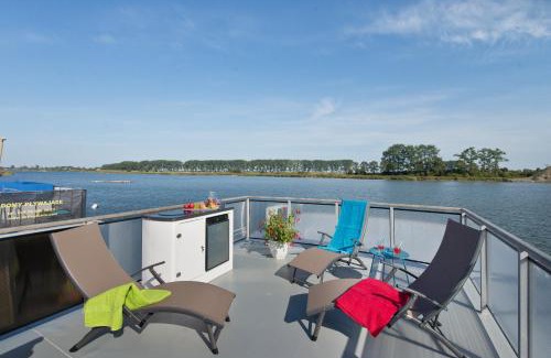 Cedry Wielkie Boat Rental | Houseboat