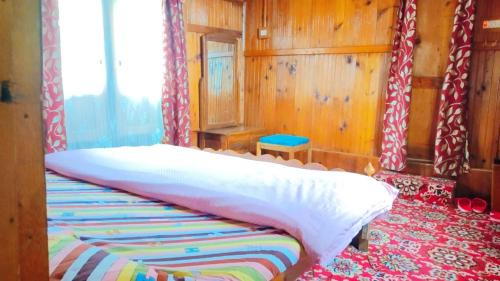Dal Lake Hotel | Houseboat Wild Rose