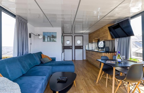 Uitgeest Boat Rental | Houseboat with views from the roof terrace