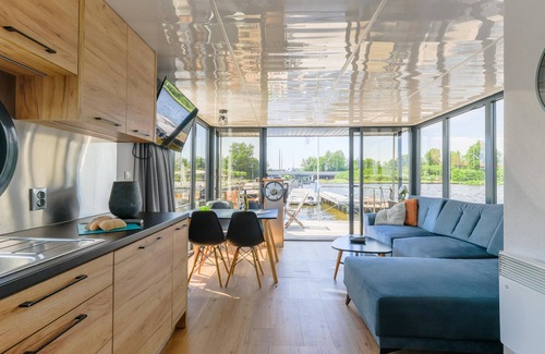 Uitgeest Boat Rental | Houseboat with views from the roof terrace
