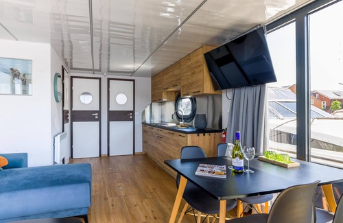 Uitgeest Boat Rental | Houseboat with views from the roof terrace