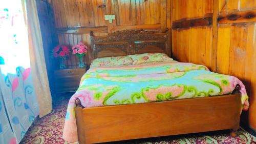 Dal Lake Hotel | Houseboat young wild Rose