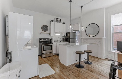 Victorian Village Apartment | Housepitality - The Short North Getaway
