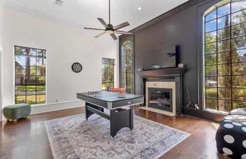 Barker House | Houston Gem with Soaking Tub near Chateau Nouvelle