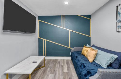 Houston Heights Apartment | Houston Heights 2BR Getaway with Pool & Free Park