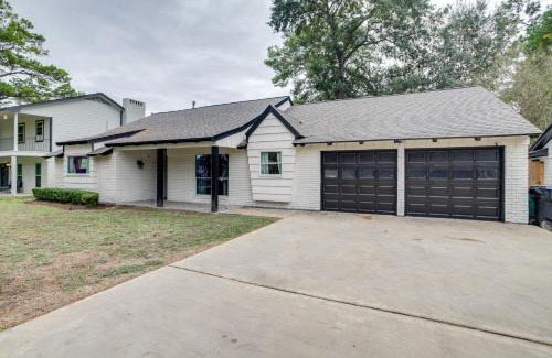 Spring Branch West House | Houston Home with Patio about 14 Mi to Downtown!