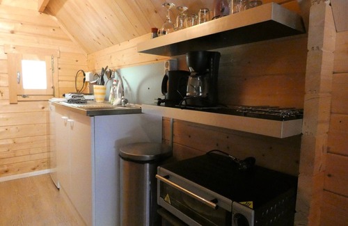 Marum Cabin | Houten blokhut tegen bos