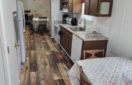 Sandersville House | How Suite it Isnn