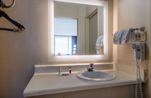 Salem Hotel | Howard Johnson Hotel & Conference Center by Wyndham Salem