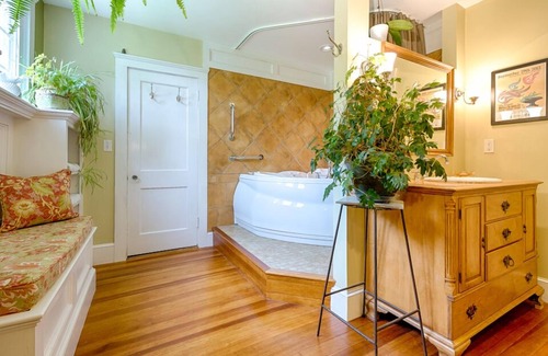 Fitchburg Bed & Breakfast | Howarth House B&B