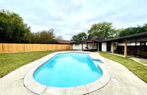 Meadows Place Villa | HTX Gateway 4-Bedroom Resort Style Villa w Pool