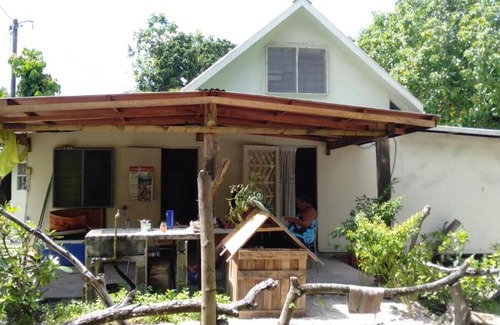 Fare House | Huahine Backpacker