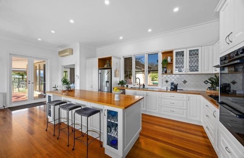 Yarra Glen House | Hubbard Hill Yarra Glen Oasis: 4-Bdrm Home with Pool & Stunning Valley Views