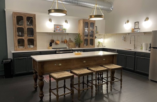 Huntingdon Apartment | Huddleston Hall - Historic Downtown Apartment