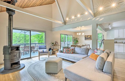 Clinton Corners House | Hudson Valley Home with Lake Views and Kayaks