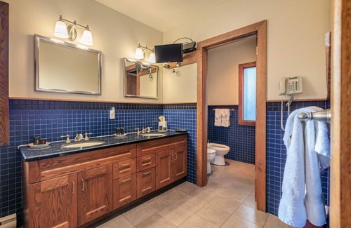 Bloomfield Hotel | Huff Estates Inn & Winery