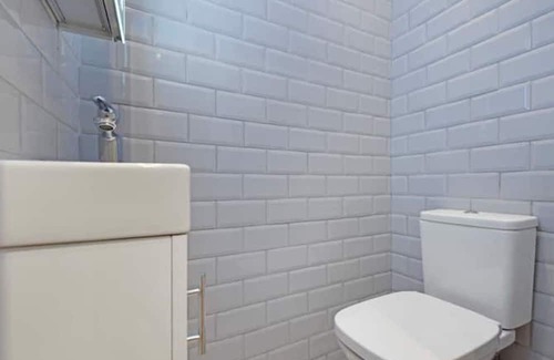Higham Hill House | Huge 3 Bedroom House in London E17