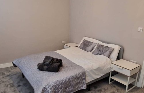 Higham Hill House | Huge 3 Bedroom House in London E17
