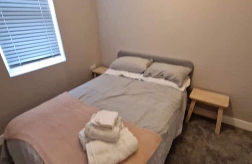Higham Hill House | Huge 3 Bedroom House in London E17