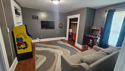 Goldsboro House | Huge 4-Bedroom Historic Home & Game Room