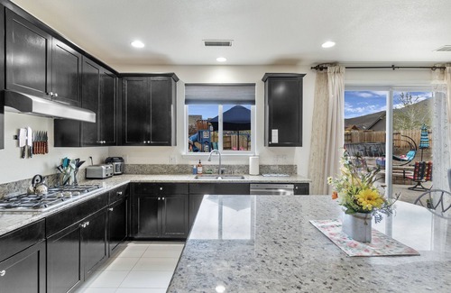 Reno House | Huge 5-bedroom 4 bath-30 minutes to Lake Tahoe-Outdoor Oasis