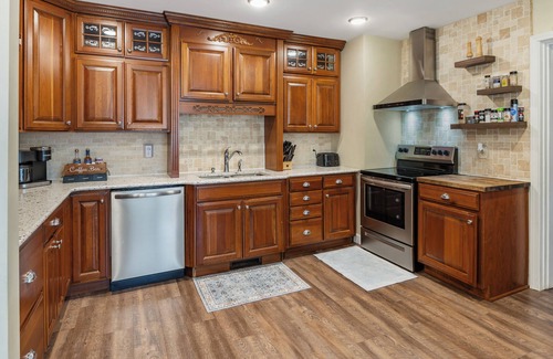 Virginia House | HUGE 5-BR Home w/Movie Theater, Arcade, & Patio!