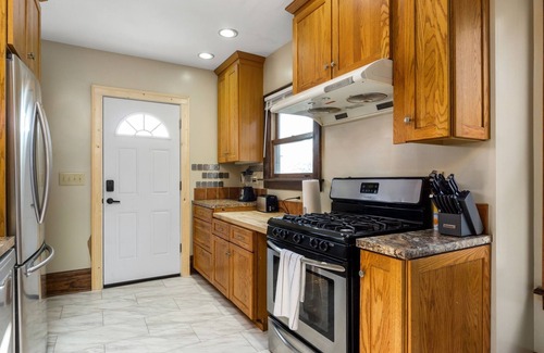Old North Columbus House | HUGE 7 Bedroom, 4 Bathroom Sleeps 14+