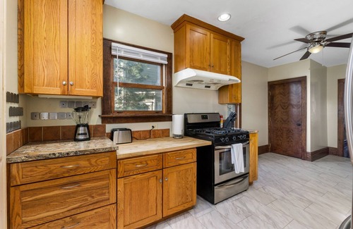Old North Columbus House | HUGE 7 Bedroom, 4 Bathroom Sleeps 14+