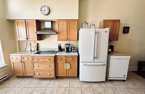 Fairfield Apartment | Huge apartment and rooftop patio. The best place in Fairfield to stay as a group