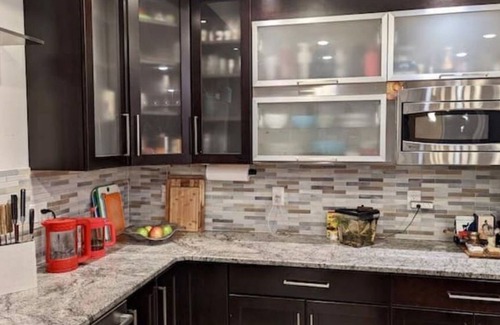 Fairmount Apartment | Huge apt. Parking! City view.
