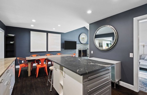 North Sea House | Huge Backyard, Large Living Room with Dining Area, Large Den with Built-In.