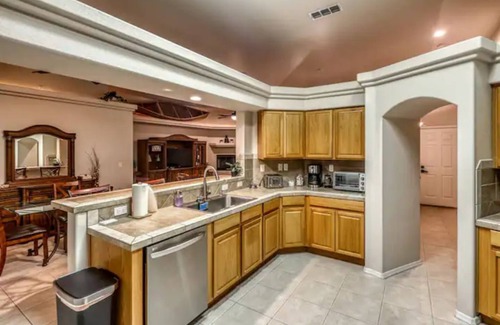 Lake Havasu City House | Huge backyard with pool, hot tub, BBQ, and putting green.