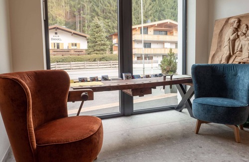 Oberaurach Apartment | Huge chalet apartment; SAUNA, SKI bike room, elevator! 2 minutes walk to the ski bus