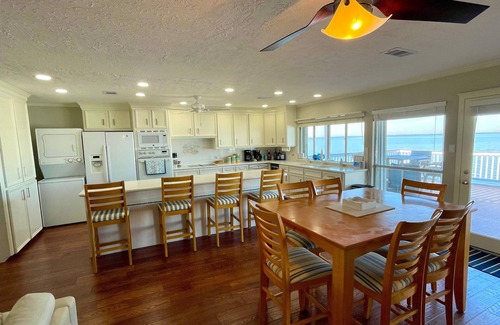 Galveston House | Huge Deck w night Fishing, Pickleball, Kayaks, SUPs, Tiki-bar, Boat Lift