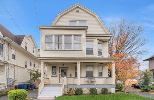 West Orange House | Huge Family Home | Sleeps 14- Free Parking near NY