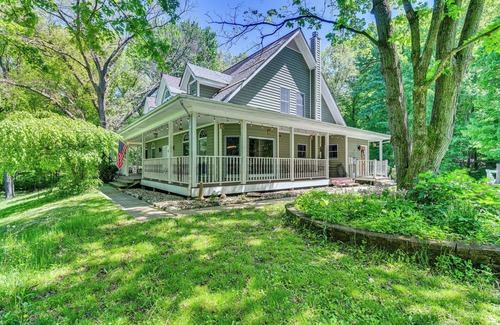 La Porte Cottage | Huge Family Home w/Pool - 13 Mi to Lake Michigan!