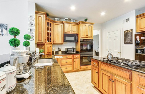 Robinwood House | Huge Hagerstown Home w/Deck ~ 4 Mi to Downtown!