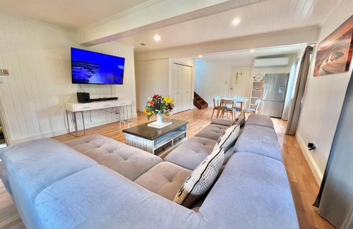Bundaberg North House | Huge Holiday Home - 5 Bedroom, 3 Bath, Wi-Fi, AC