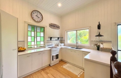 Bundaberg North House | Huge Holiday Home - 5 Bedroom, 3 Bath, Wi-Fi, AC