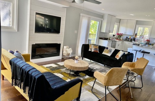 Idylwood House | Huge home 15 min to DC 10 min to Tyson’s 4bed+den 3.5ba 2 car garage sleeps 10